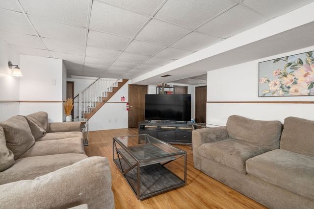 6 Broadview Rd, Lowell, MA 01852