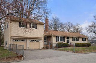 6 Broadview Rd, Lowell, MA 01852