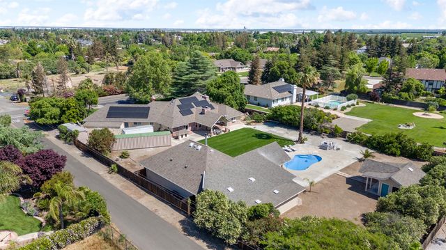 8420 W Fairoaks Rd, Tracy, CA 95304