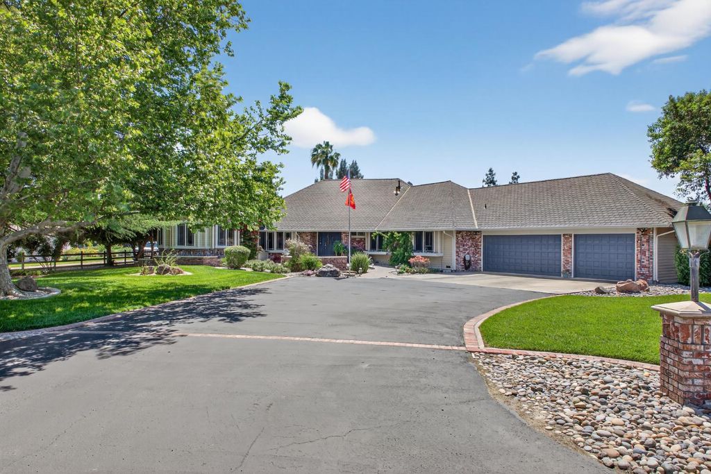 8420 W Fairoaks Rd, Tracy, CA 95304