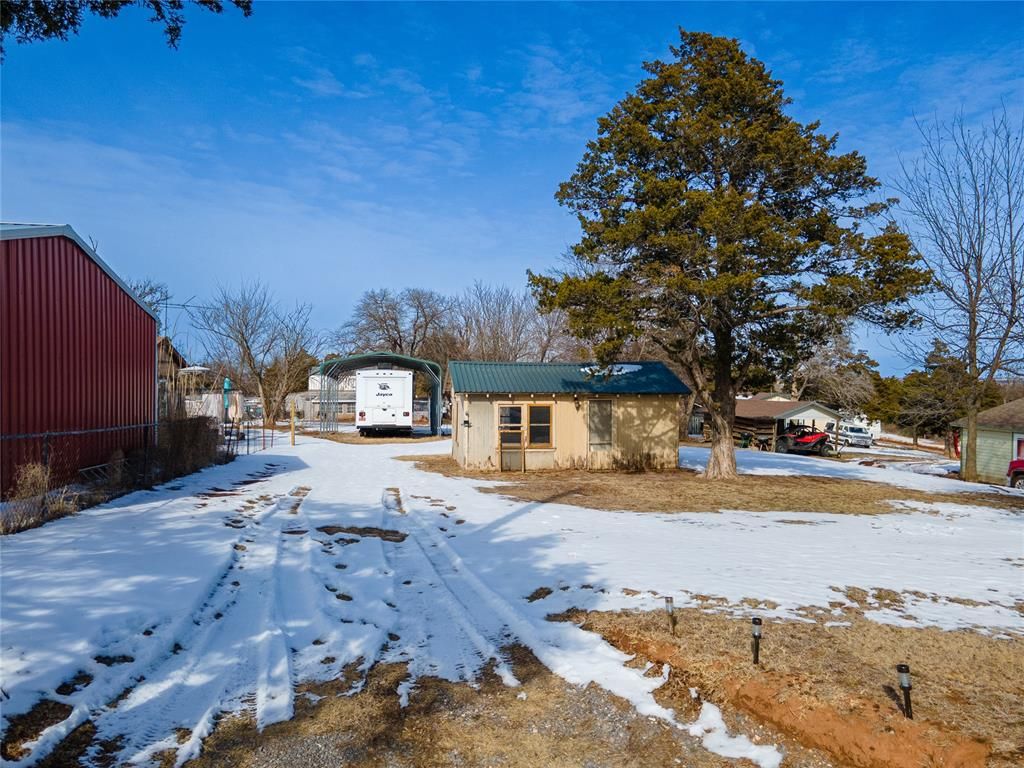 Image 3 of property listing at 21134 E Eighth Street, Hinton, OK 73047