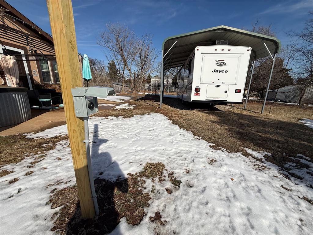 Image 6 of property listing at 21134 E Eighth Street, Hinton, OK 73047