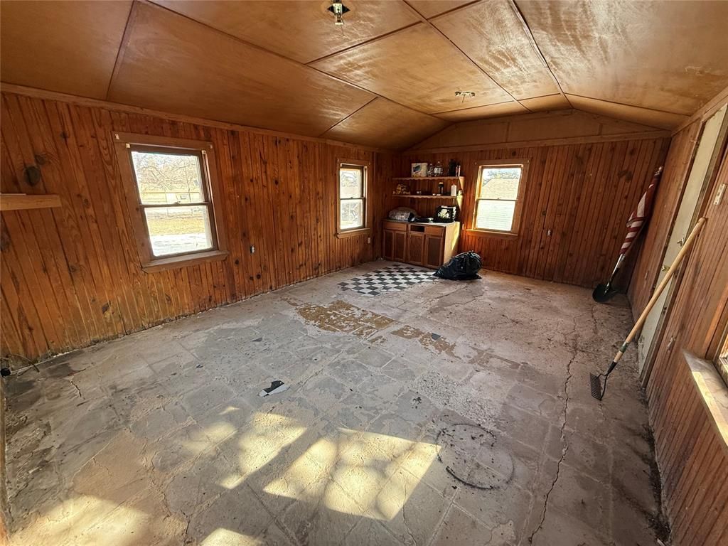 Image 7 of property listing at 21134 E Eighth Street, Hinton, OK 73047