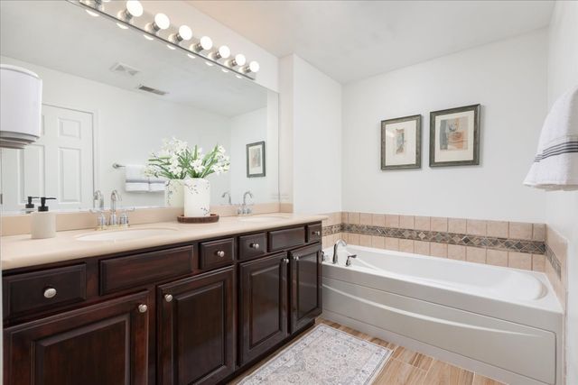 908 WINNERS CUP Court, Naperville, IL 60564