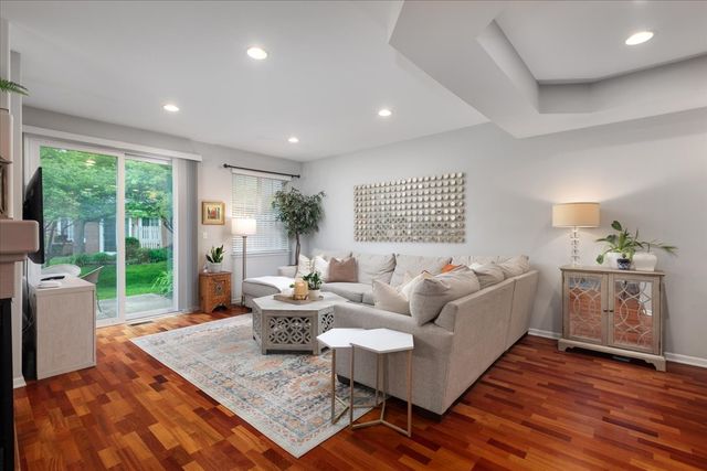 908 WINNERS CUP Court, Naperville, IL 60564