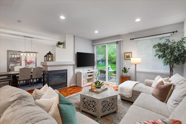 908 WINNERS CUP Court, Naperville, IL 60564