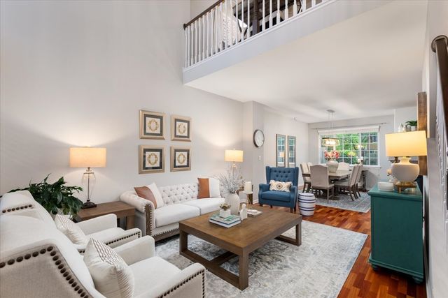 908 WINNERS CUP Court, Naperville, IL 60564