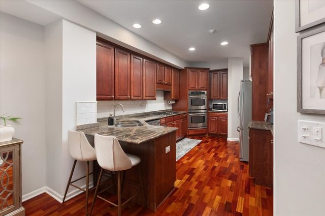 908 WINNERS CUP Court, Naperville, IL 60564