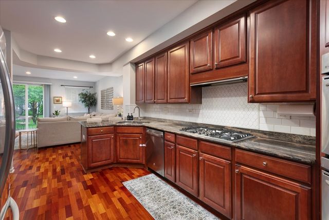 908 WINNERS CUP Court, Naperville, IL 60564
