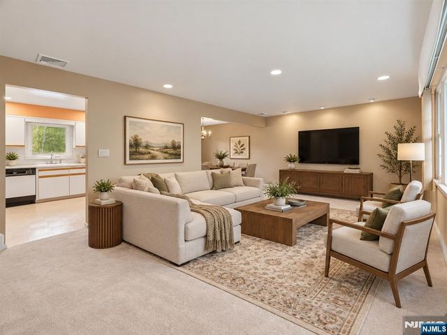 10 Aldom Circle, Caldwell, NJ 07006