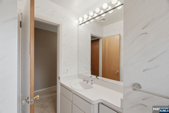 10 Aldom Circle, Caldwell, NJ 07006