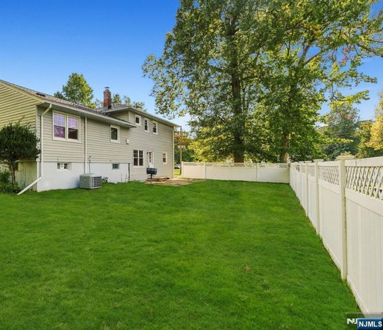 10 Aldom Circle, Caldwell, NJ 07006