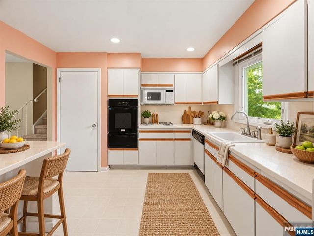 10 Aldom Circle, Caldwell, NJ 07006