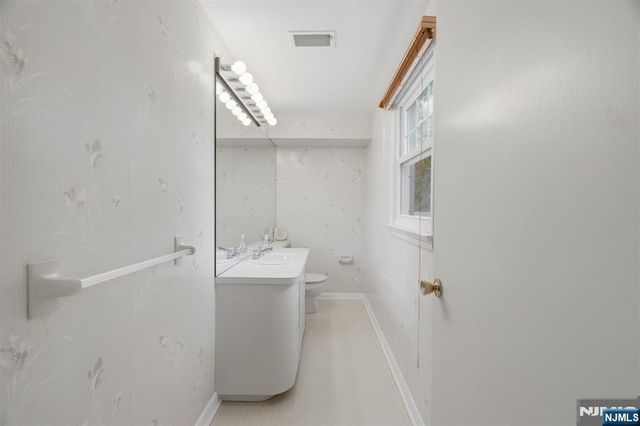 10 Aldom Circle, Caldwell, NJ 07006