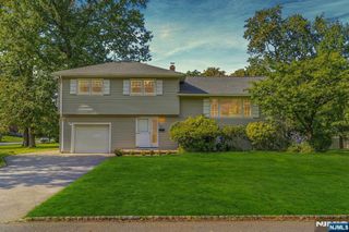 10 Aldom Circle, Caldwell, NJ 07006
