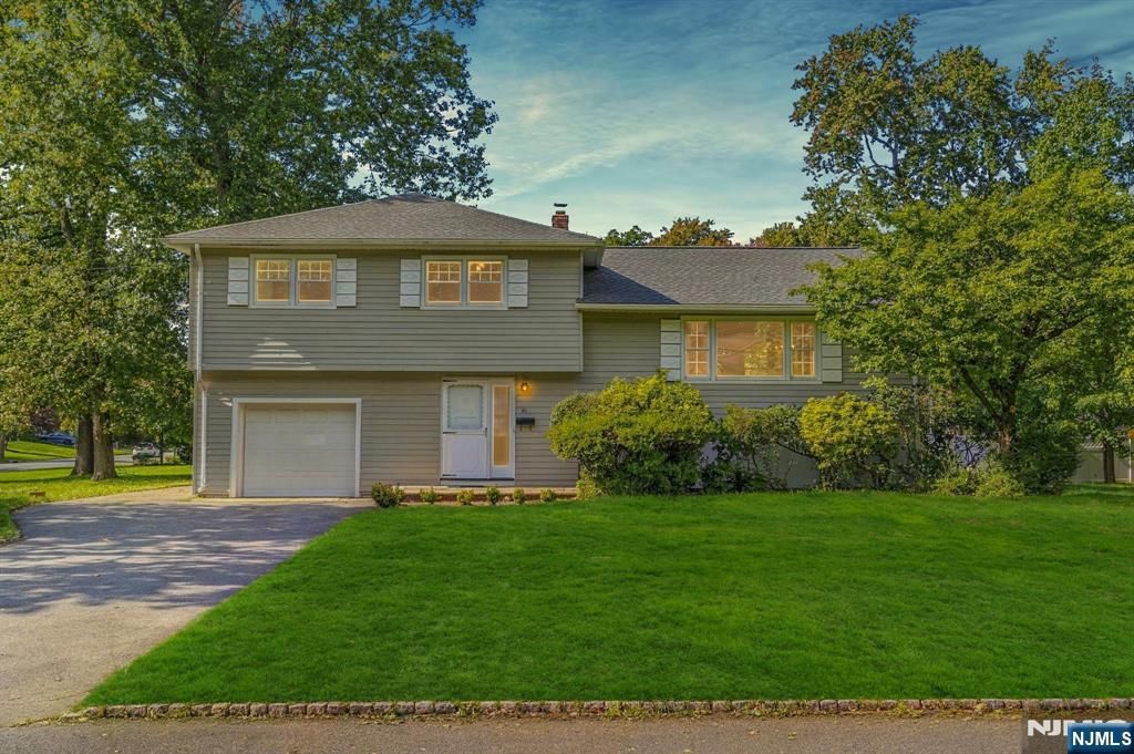 10 Aldom Circle, Caldwell, NJ 07006
