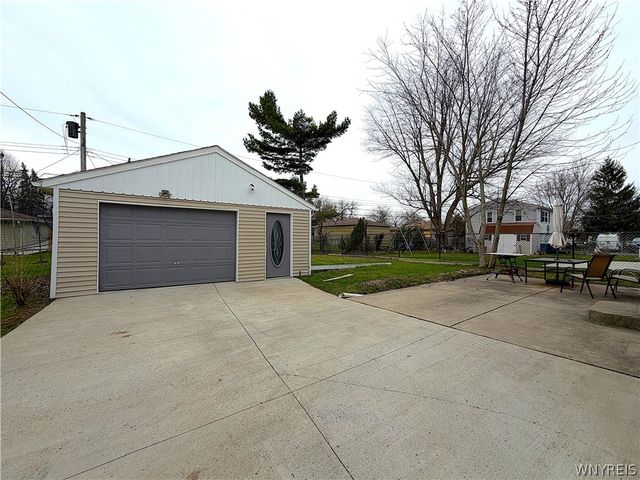 723 Longmeadow Road, Amherst, NY 14226
