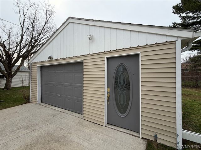 723 Longmeadow Road, Amherst, NY 14226
