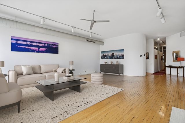 711 N MILWAUKEE Avenue 2, Chicago, IL 60642