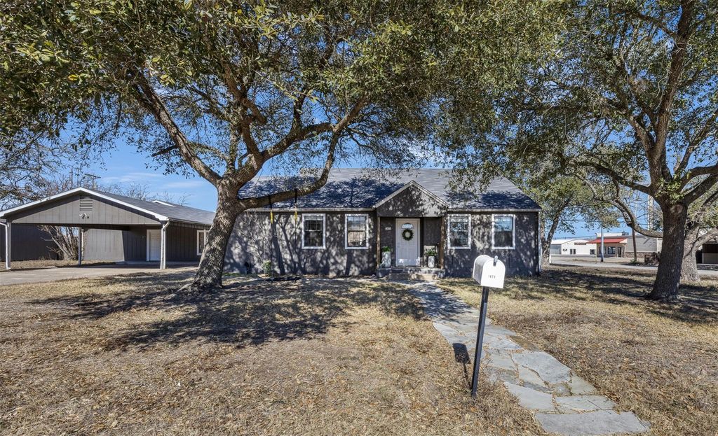 1479 E Hempstead ST, Giddings, TX 78942
