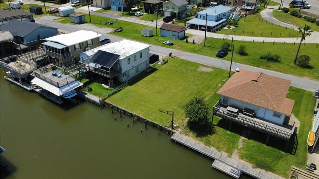 28 Lakeside Drive, Hitchcock, TX 77563