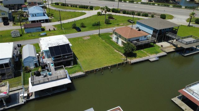 28 Lakeside Drive, Hitchcock, TX 77563