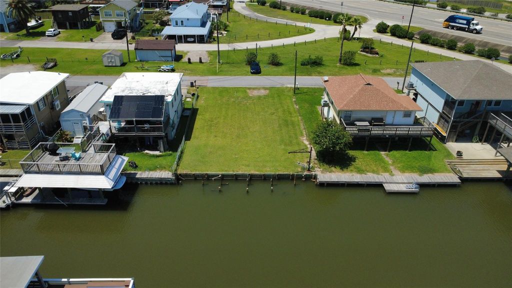 28 Lakeside Drive, Hitchcock, TX 77563