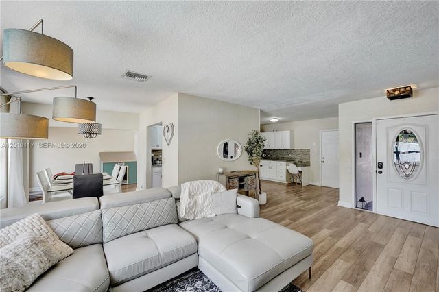 7511 NW 41st St, Coral Springs, FL 33065