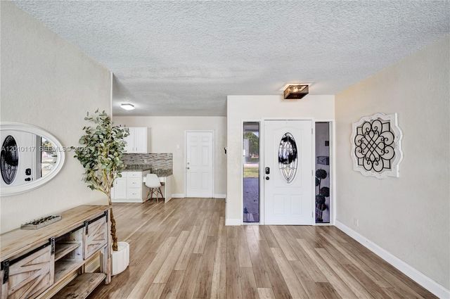 7511 NW 41st St, Coral Springs, FL 33065