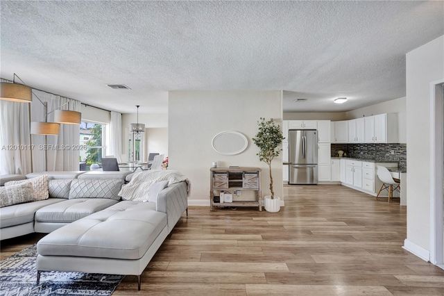 7511 NW 41st St, Coral Springs, FL 33065