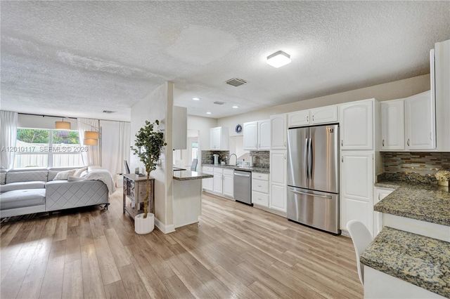 7511 NW 41st St, Coral Springs, FL 33065