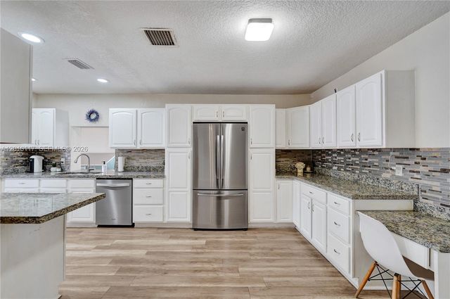 7511 NW 41st St, Coral Springs, FL 33065