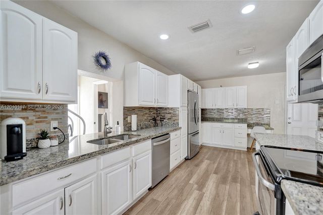 7511 NW 41st St, Coral Springs, FL 33065