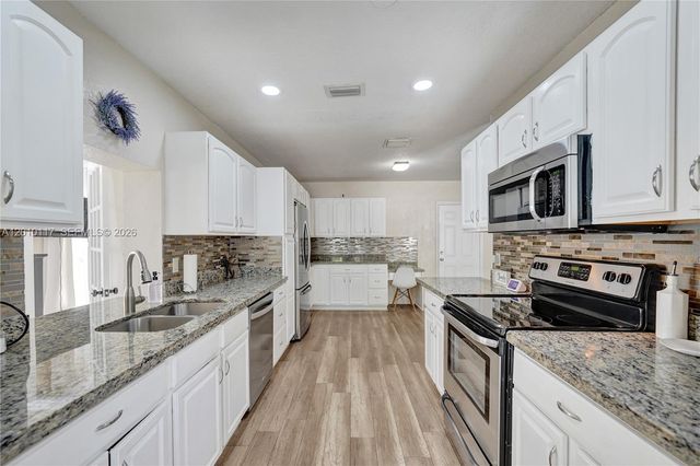 7511 NW 41st St, Coral Springs, FL 33065