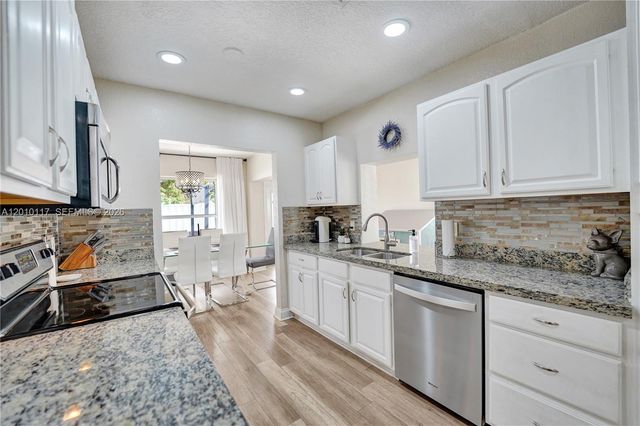 7511 NW 41st St, Coral Springs, FL 33065