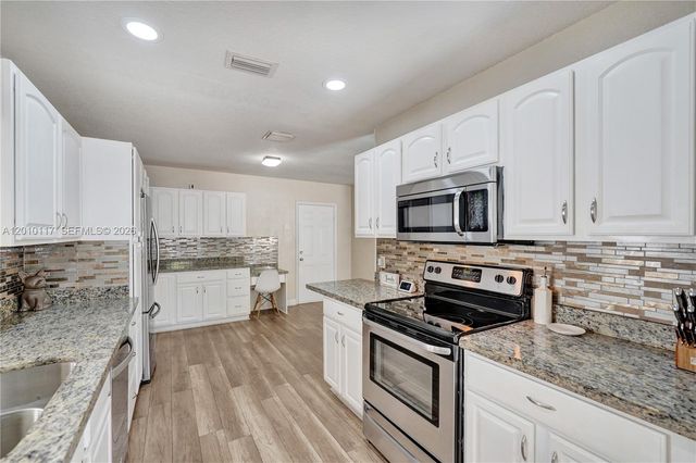 7511 NW 41st St, Coral Springs, FL 33065