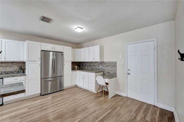 7511 NW 41st St, Coral Springs, FL 33065