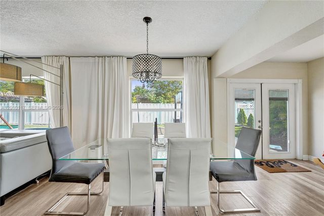 7511 NW 41st St, Coral Springs, FL 33065