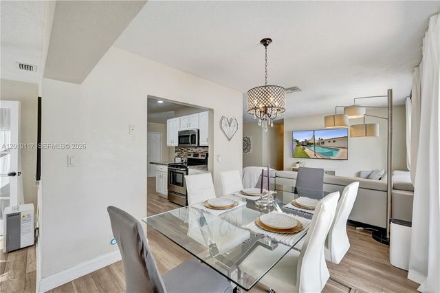 7511 NW 41st St, Coral Springs, FL 33065