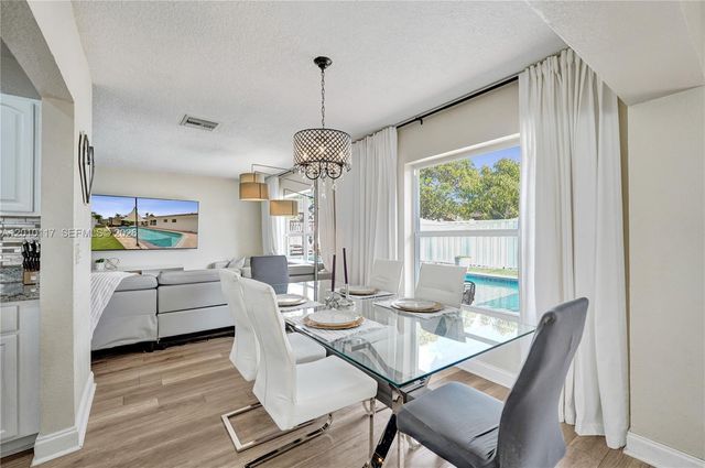 7511 NW 41st St, Coral Springs, FL 33065