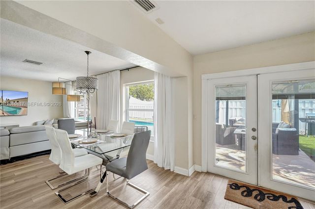 7511 NW 41st St, Coral Springs, FL 33065