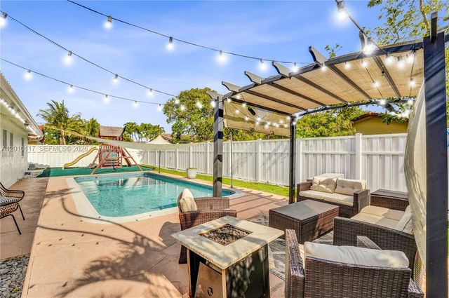 7511 NW 41st St, Coral Springs, FL 33065