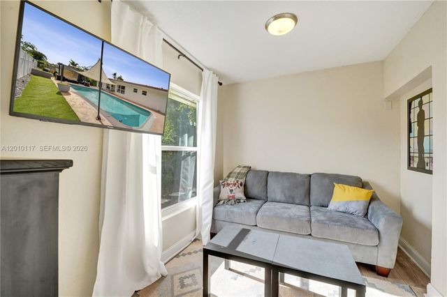 7511 NW 41st St, Coral Springs, FL 33065