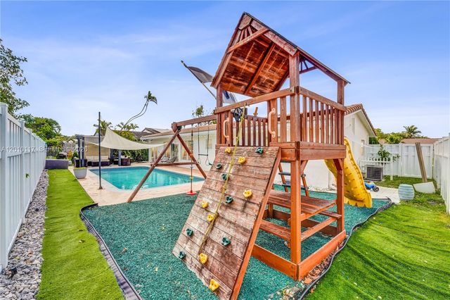 7511 NW 41st St, Coral Springs, FL 33065