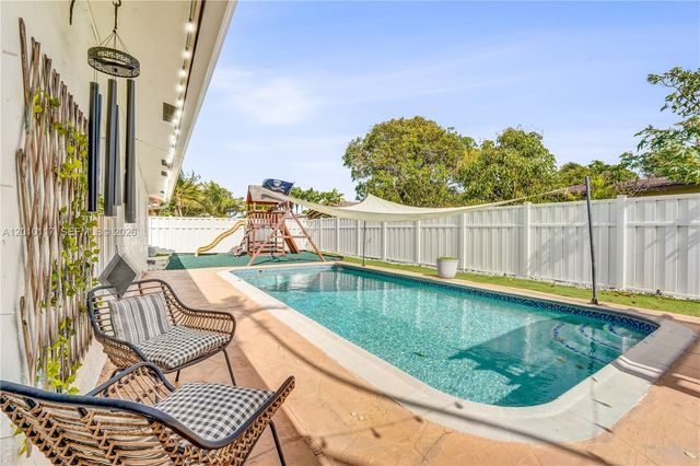 7511 NW 41st St, Coral Springs, FL 33065