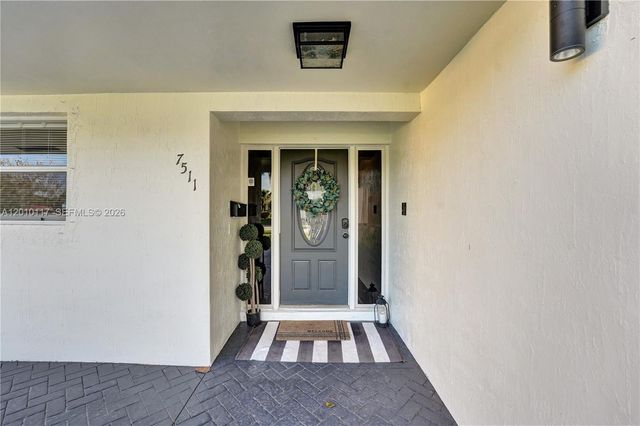 7511 NW 41st St, Coral Springs, FL 33065