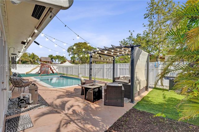 7511 NW 41st St, Coral Springs, FL 33065