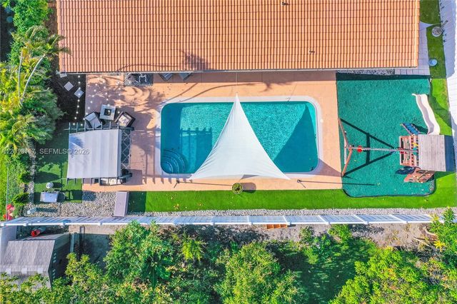 7511 NW 41st St, Coral Springs, FL 33065