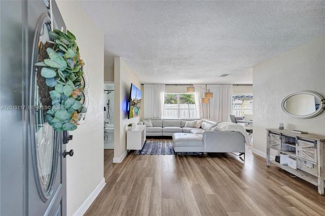 7511 NW 41st St, Coral Springs, FL 33065