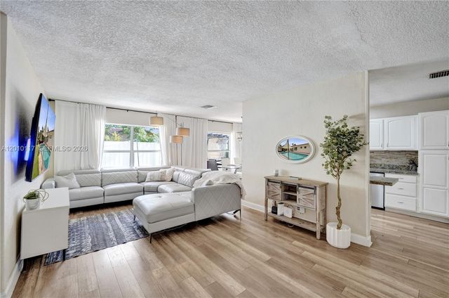 7511 NW 41st St, Coral Springs, FL 33065